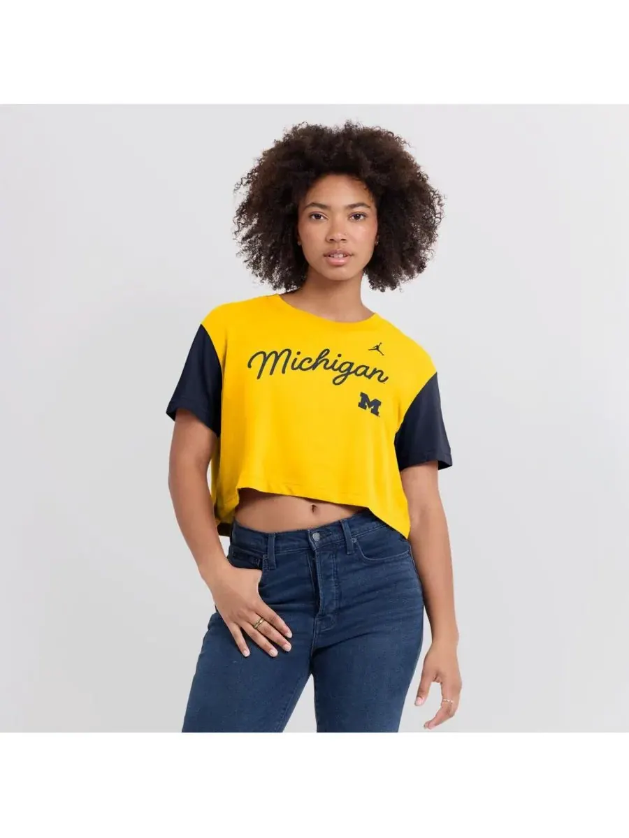 Jordan Женская укороченная футболка Dri-FIT с цветными блоками и надписью "Michigan Wolverines"