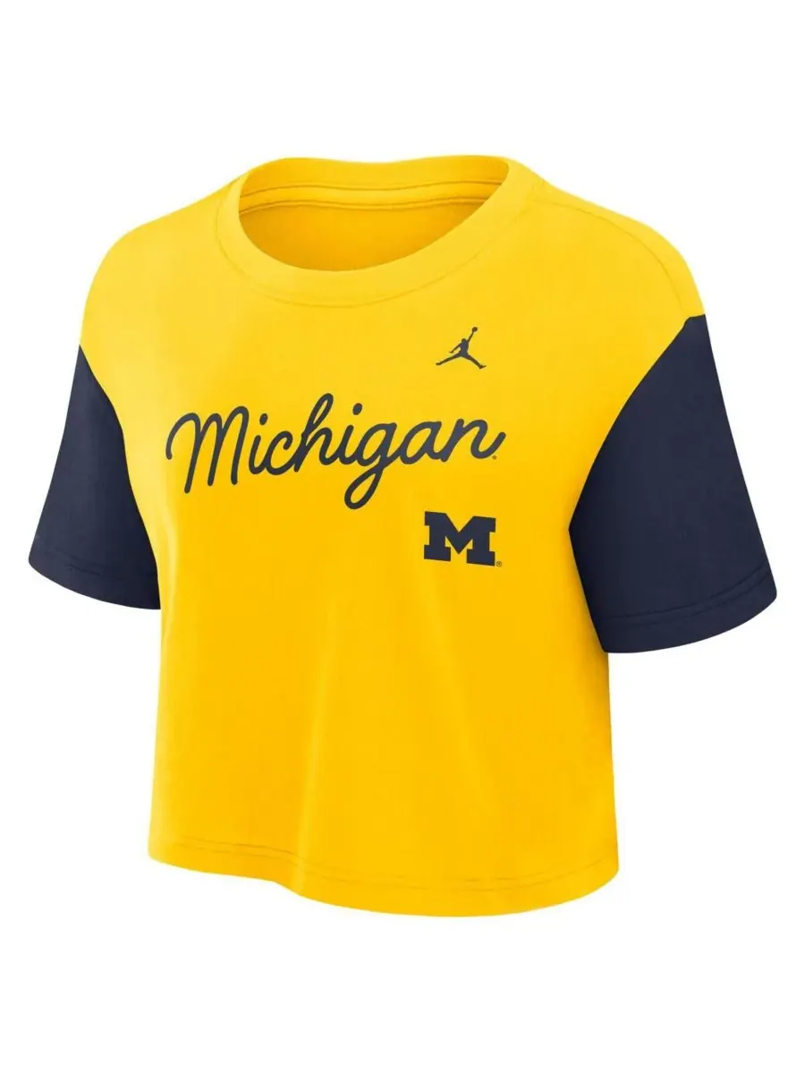 Jordan Женская укороченная футболка Dri-FIT с цветными блоками и надписью "Michigan Wolverines" — изображение 3 из 4