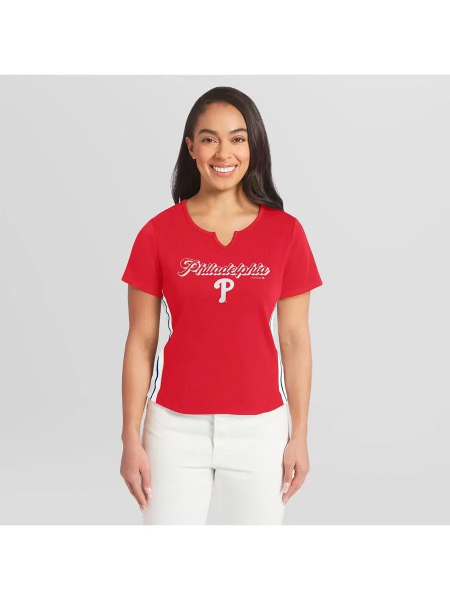 Женская футболка-кроп с вырезом и принтом Philadelphia Phillies WEAR by Erin Andrews