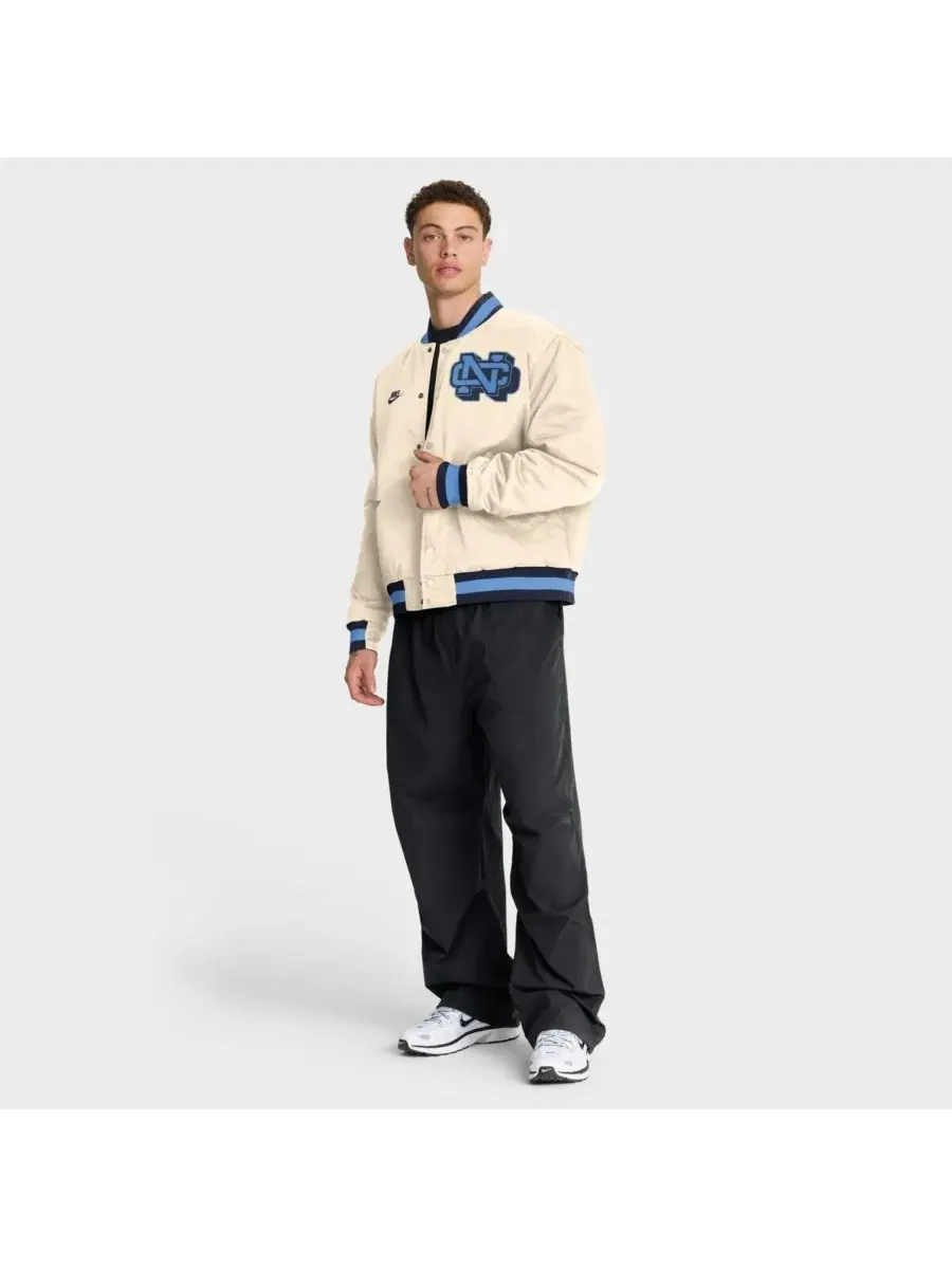 Nike Мужская бежевая куртка-бомбер North Carolina Tar Heels Legacy с застежкой на кнопках — изображение 3 из 5, бежевый