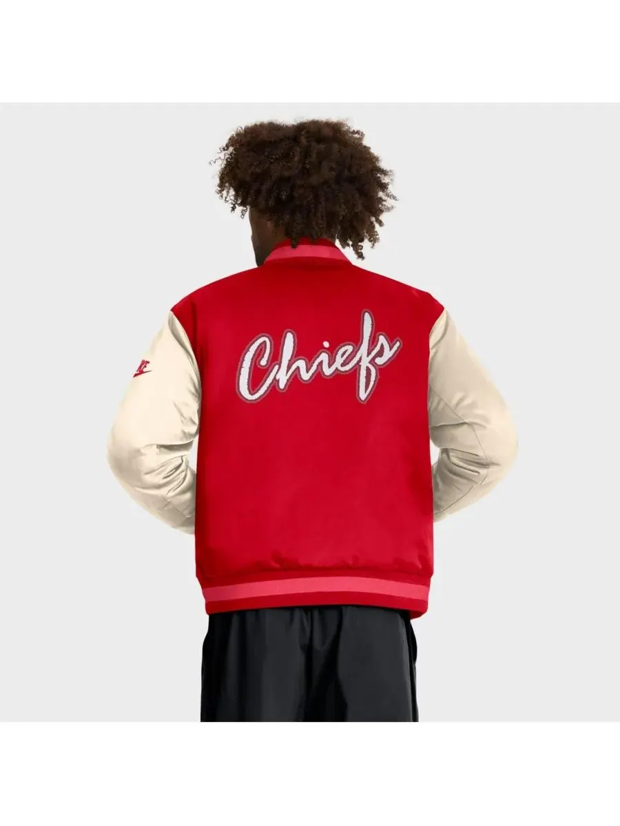 Nike Мужская куртка-бомбер Kansas City Chiefs Rewind Legacy с застежкой на кнопках — изображение 2 из 5, красный кремовый