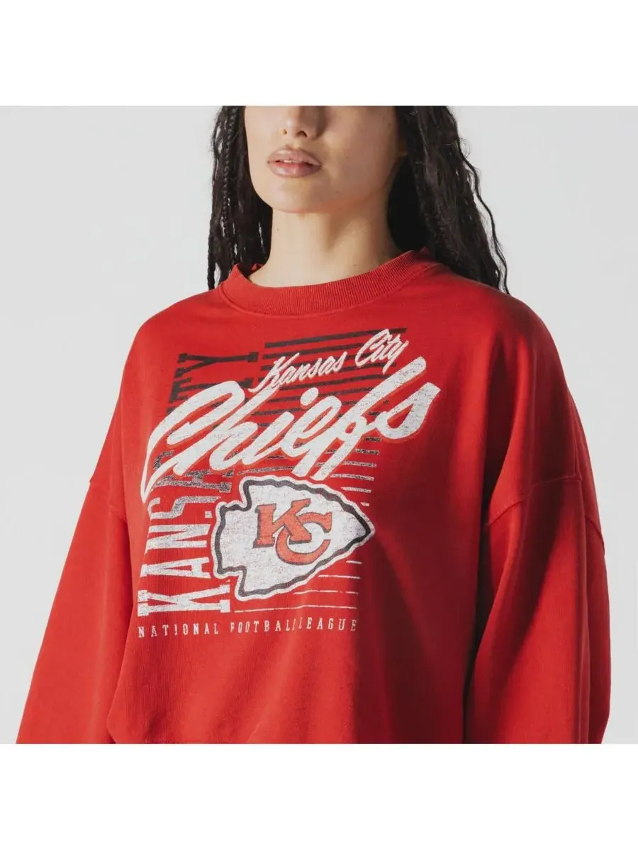 New Era Женская красная толстовка с круглым вырезом в стиле ретро Kansas City Chiefs с эффектом — изображение 2 из 5, красный