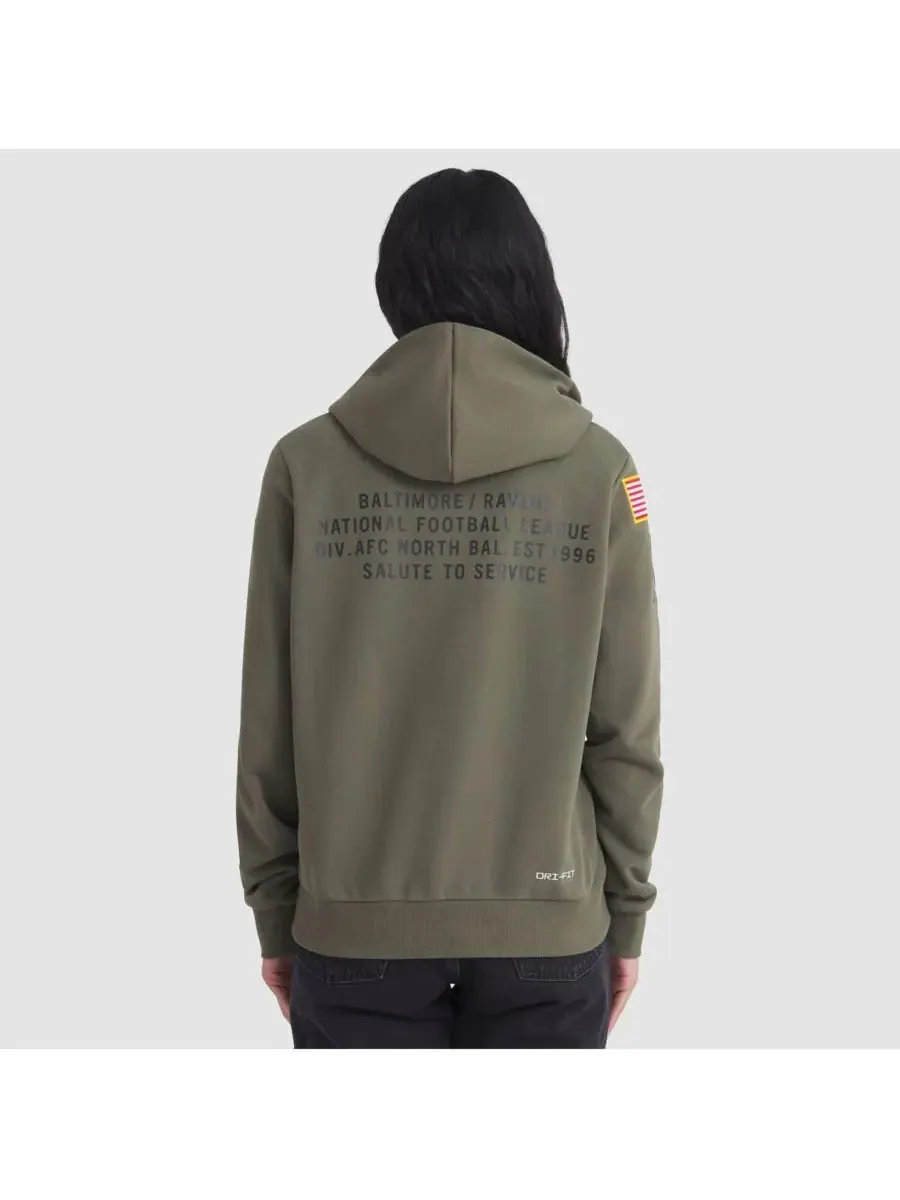Nike Женская толстовка оливкового цвета Baltimore Ravens 2025 Salute to Service Sideline Standard — изображение 2 из 5