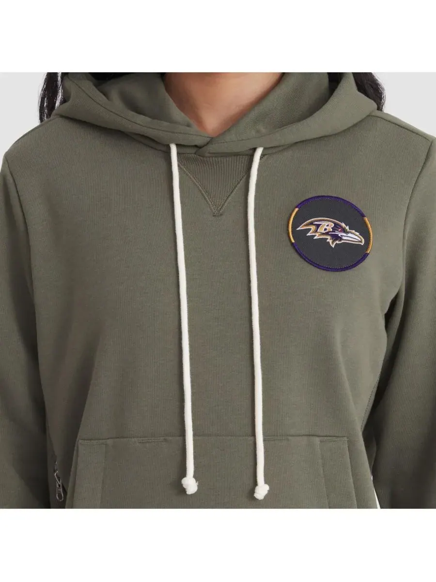 Nike Женская толстовка оливкового цвета Baltimore Ravens 2025 Salute to Service Sideline Standard — изображение 4 из 5