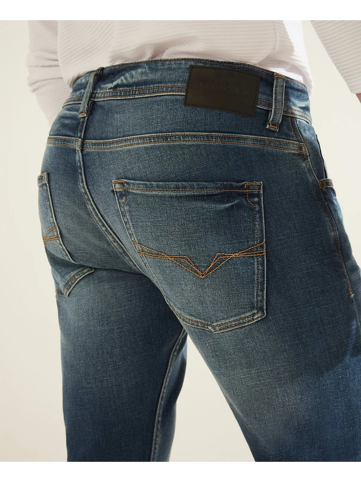 Мужские прямые джинсы стандартного кроя GUESS — изображение 5 из 6, средняя отмывка