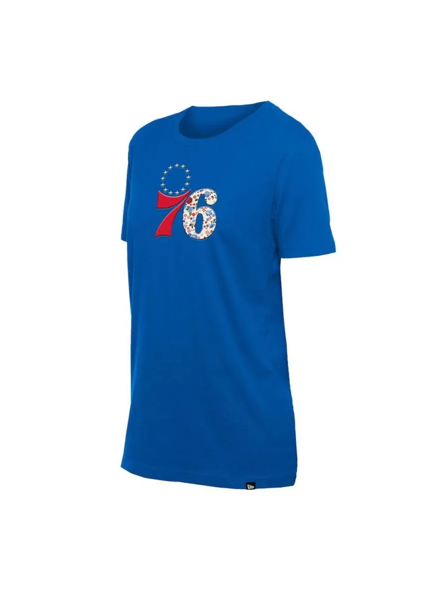Футболка для женщин с принтом Flower Glam Game Philadelphia 76ers New Era — изображение 3 из 3, королевский