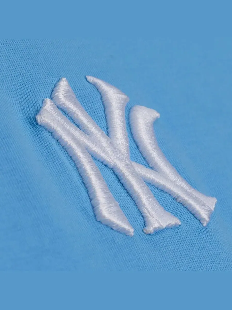Футболка премиум с вышитым логотипом New York Yankees Mitchell & Ness — изображение 2 из 4, светлый синий