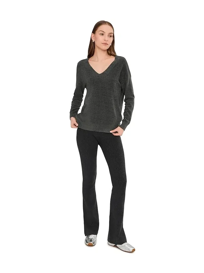 Свитер с V-образным вырезом Cozychic Ultra Lite Neck Hi Barefoot Dreams — изображение 2 из 5, угольный