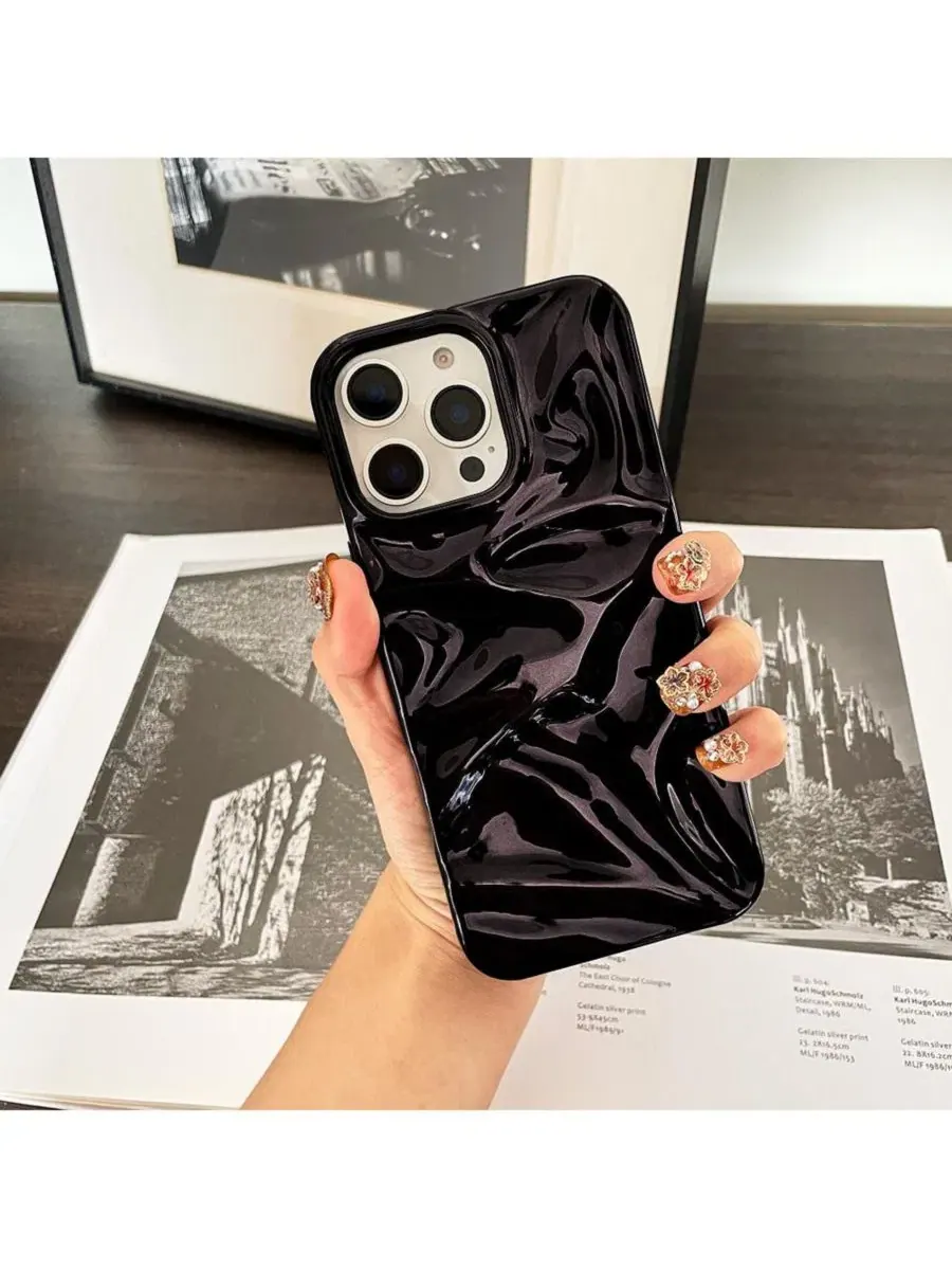 Чехол с 3D-текстурой Crinkles для iPhone 16 Pro Auramma — изображение 2 из 5, черный
