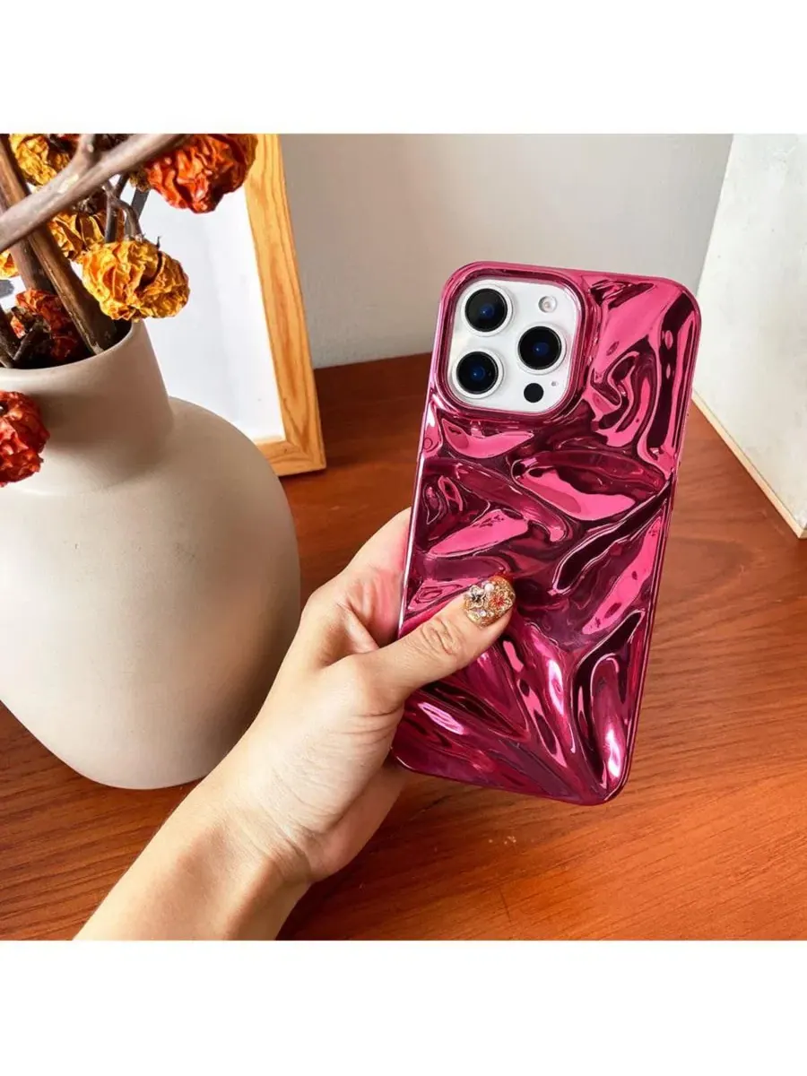 Чехол для iPhone 16 Pro с эффектом смятой текстуры Crinkles Auramma — изображение 2 из 5, фуксия