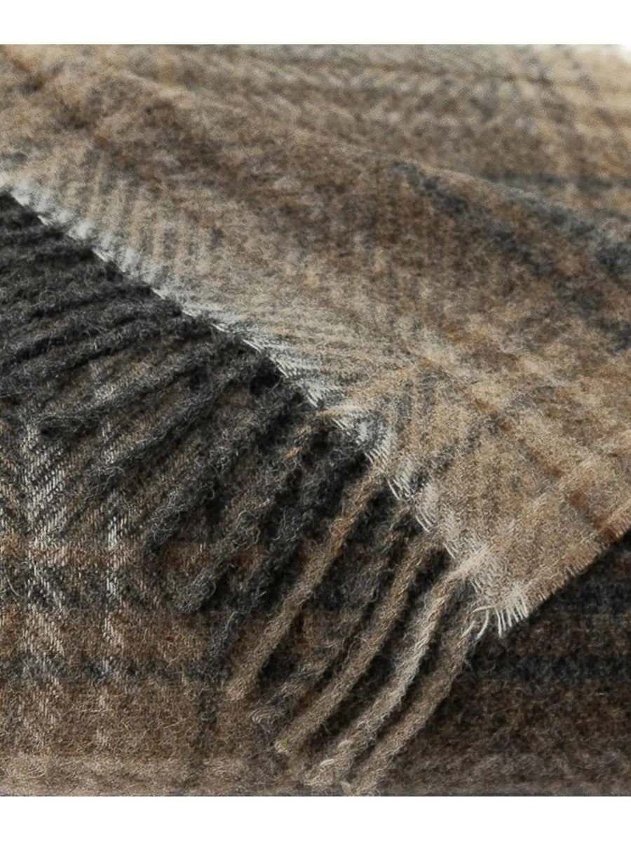 Плед Highland Tweeds из овечьей шерсти Shetland, 55 x 72 дюйма Prince of Scots, цвет ombre natural — изображение 2 из 2