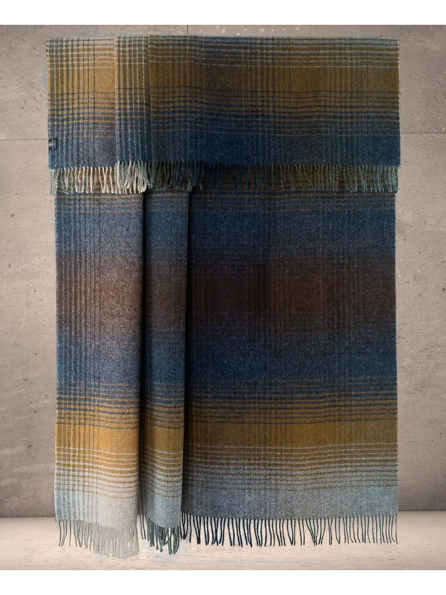 Плед Highland Tweeds из овечьей шерсти Shetland, 55 x 72 дюйма Prince of Scots — изображение 5 из 7, синий