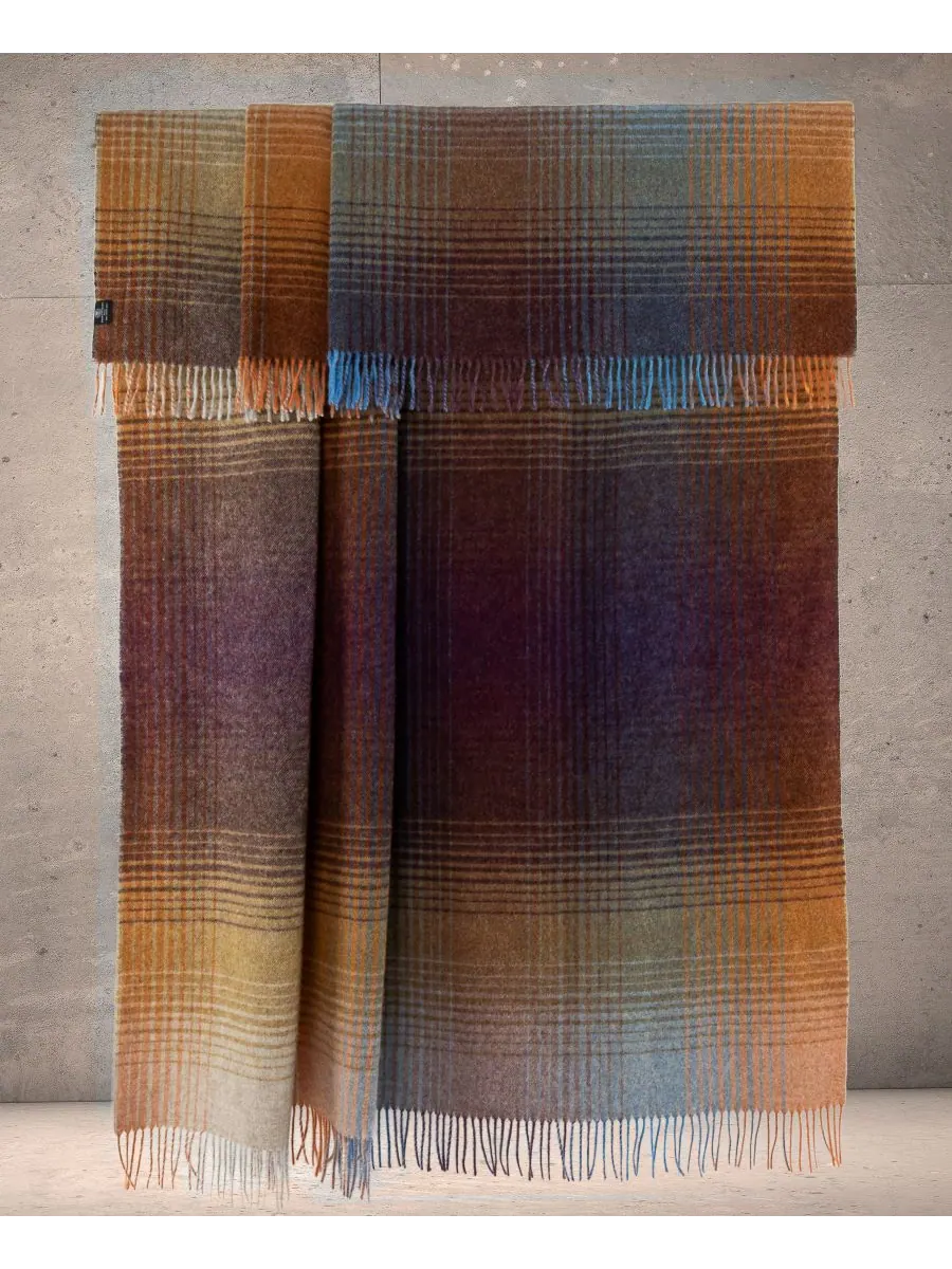 Плед Highland Tweeds из овечьей шерсти Shetland, 55 x 72 дюйма Prince of Scots — изображение 5 из 7, бордовый