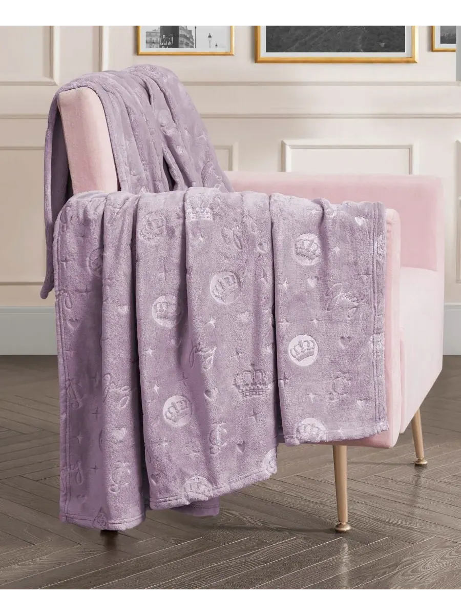 Мягкий плед большого размера с рельефным рисунком, 152 x 178 см Juicy Couture, Emblem Toss Lavender — изображение 2 из 6