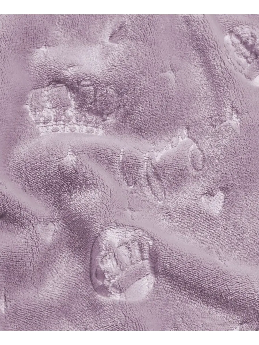 Мягкий плед большого размера с рельефным рисунком, 152 x 178 см Juicy Couture, Emblem Toss Lavender — изображение 3 из 6