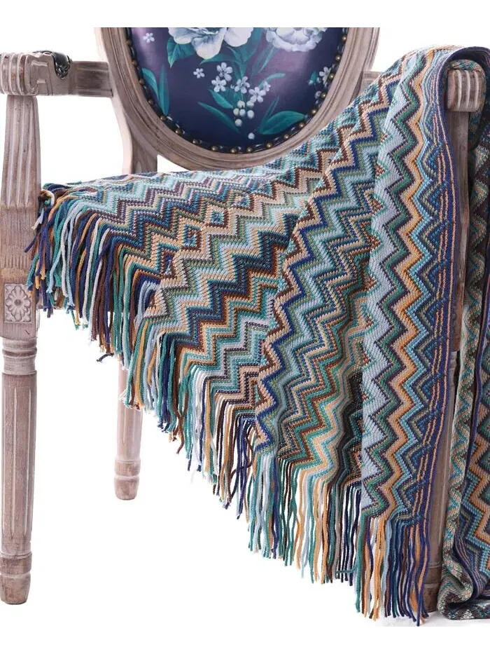 Декоративное плед с разноцветным шевронным узором, 60 x 50 дюймов Happycare Textiles — изображение 2 из 3, синий
