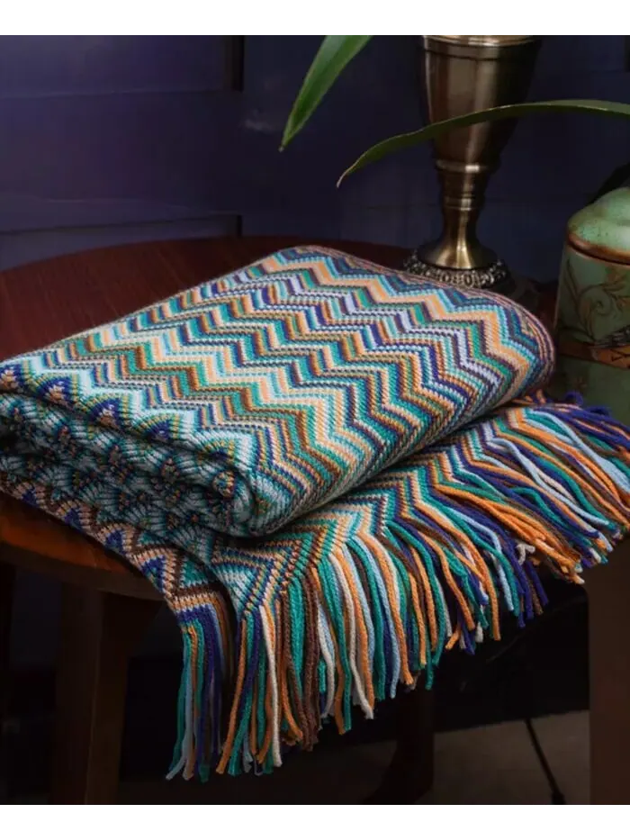 Декоративное плед с разноцветным шевронным узором, 60 x 50 дюймов Happycare Textiles — изображение 3 из 3, синий