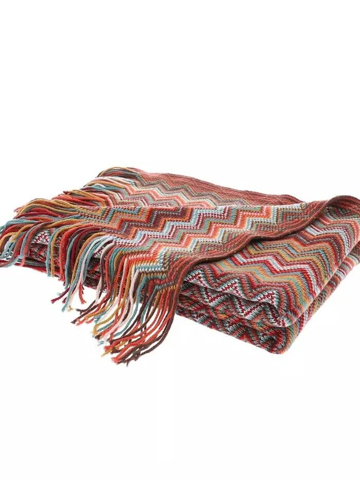 Декоративное плед с разноцветным шевронным узором, 60 x 50 дюймов Happycare Textiles — изображение 2 из 4, красный