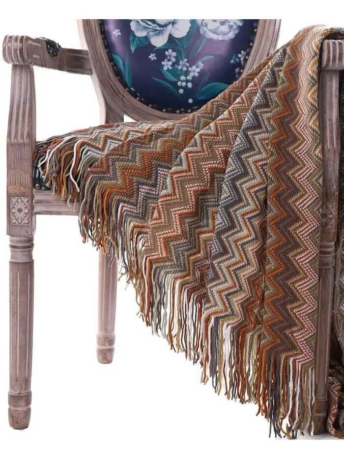 Декоративное плед с разноцветным шевронным узором, 60 x 50 дюймов Happycare Textiles — изображение 3 из 4, красный