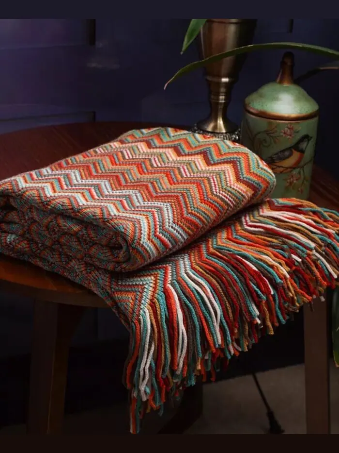 Декоративное плед с разноцветным шевронным узором, 60 x 50 дюймов Happycare Textiles — изображение 4 из 4, красный