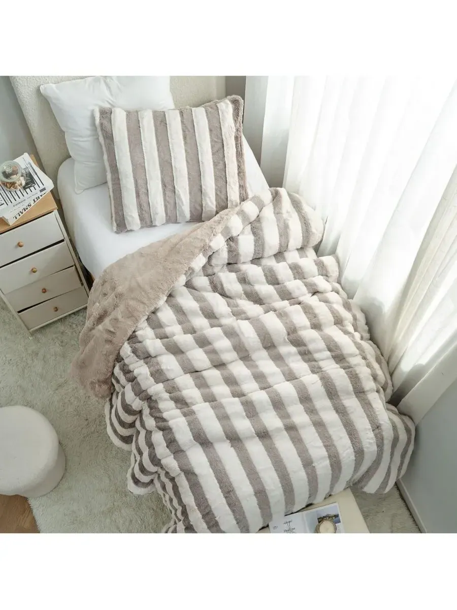 Комплект постельного белья Chunkiest Chunky Bunny Freezin Waters - Coma Inducer Oversized Comforter — изображение 2 из 4