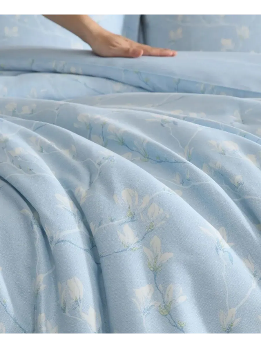 Комплект постельного белья Magnolia Grove из 3 предметов, размер King Laura Ashley — изображение 6 из 7, светлый синий