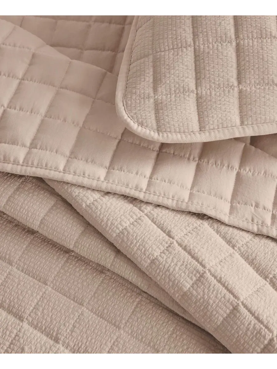 Комплект стеганого покрывала с наволочками Seersucker Linery & Co — изображение 2 из 7, кость