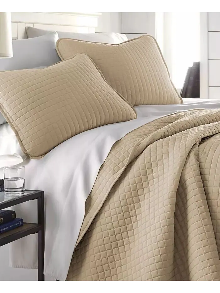 Большой однотонный комплект из трех предметов: стеганое одеяло и накидка Southshore Fine Linens — изображение 2 из 5, бежевый
