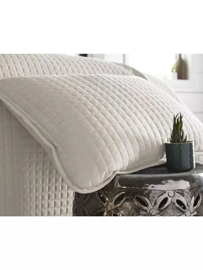 Большой однотонный комплект из трех предметов: стеганое одеяло и накидка Southshore Fine Linens — изображение 4 из 4, кость