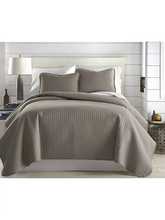 Большой однотонный комплект из трех предметов: стеганое одеяло и накидка Southshore Fine Linens — изображение 1 из 4, тауп