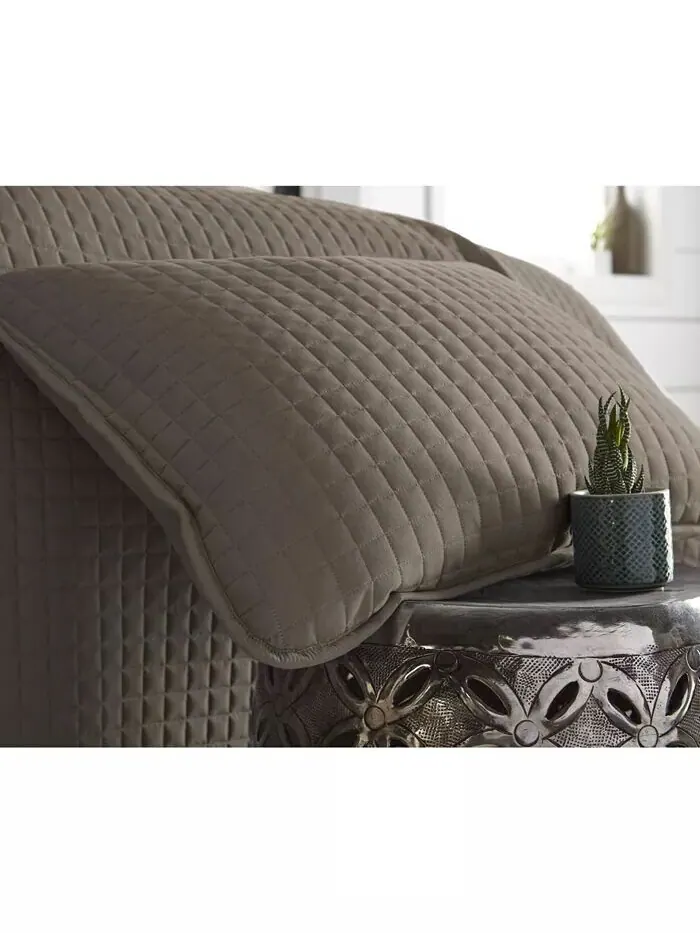Большой однотонный комплект из трех предметов: стеганое одеяло и накидка Southshore Fine Linens — изображение 4 из 4, тауп