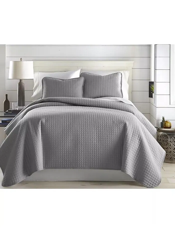 Большой однотонный комплект из трех предметов: стеганое одеяло и накидка Southshore Fine Linens — изображение 1 из 3, серый