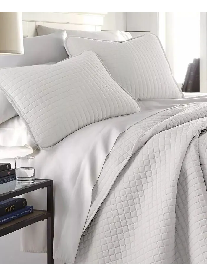 Большой однотонный комплект из трех предметов: стеганое одеяло и накидка Southshore Fine Linens — изображение 1 из 4