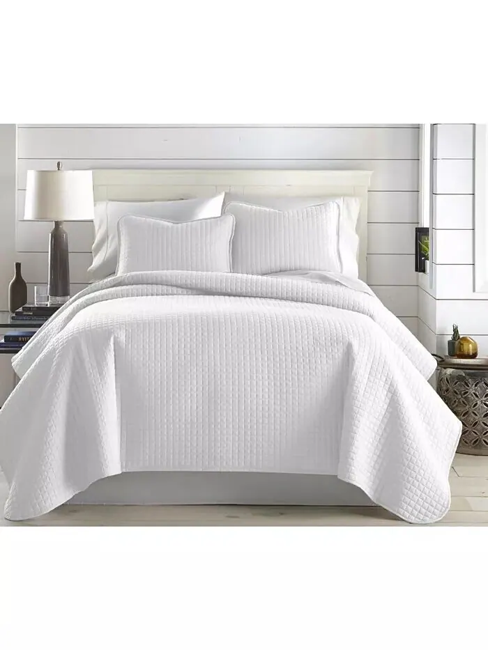 Большой однотонный комплект из трех предметов: стеганое одеяло и накидка Southshore Fine Linens — изображение 1 из 4, белый
