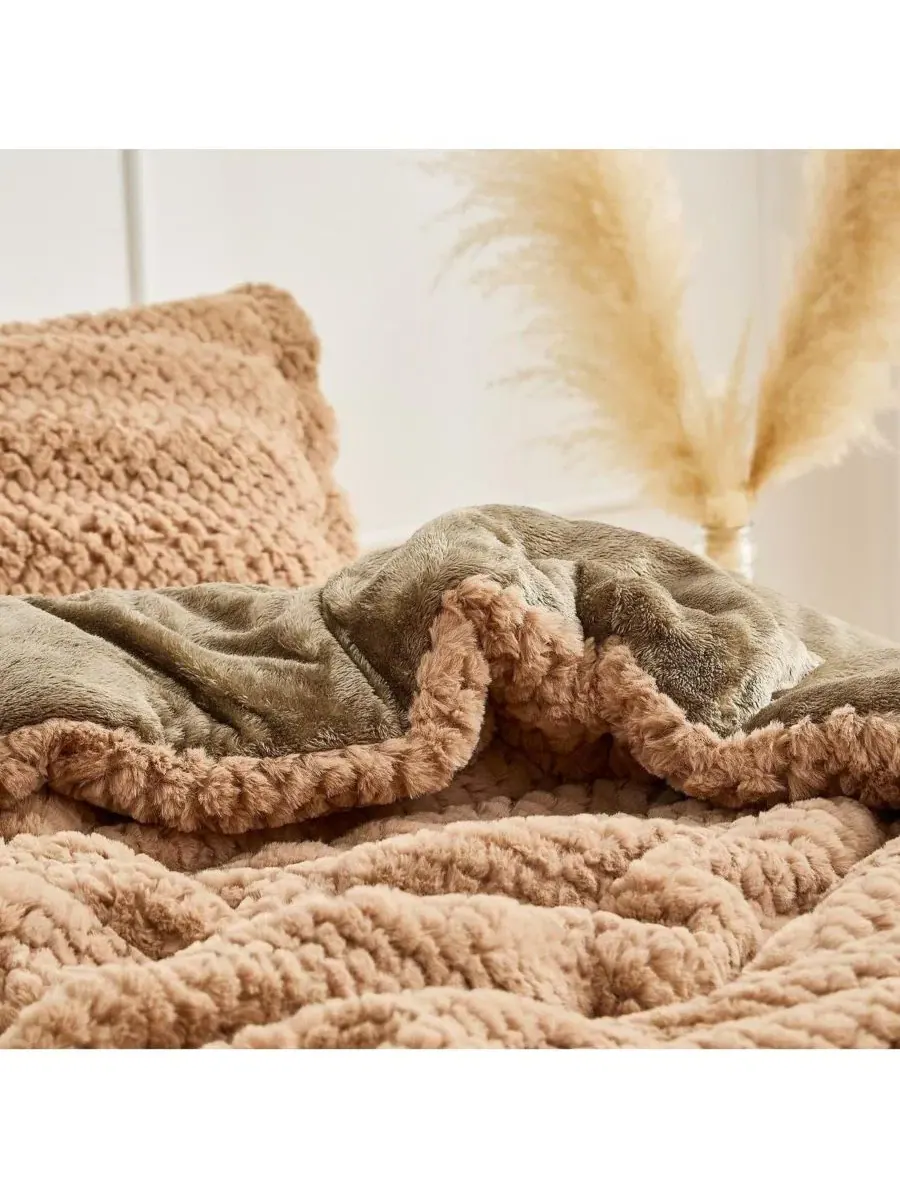Комплект стеганого одеяла с плюшевым кроликом Turtle Roll Cakes Chunky Bunny Coma Inducer — изображение 3 из 4, кремовый