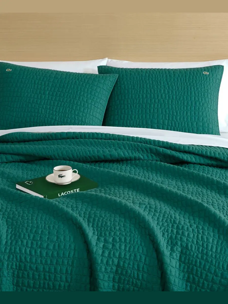 Комплект стеганого покрывала с наволочками, 3 предмета, Full/Queen, с крокодилом Lacoste Home — изображение 3 из 7, зеленый