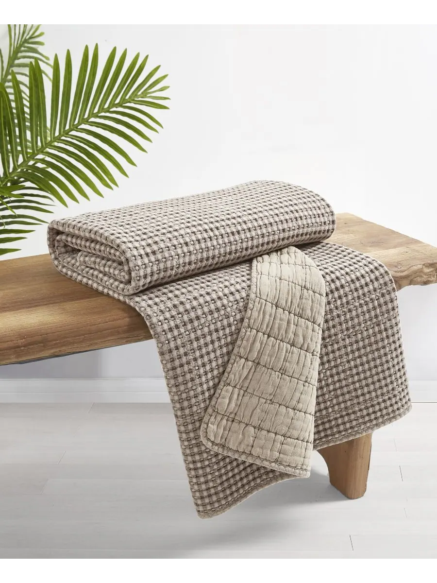 Стеганый плед Mills с вафельной строчкой, 60 x 50 дюймов Levtex — изображение 1 из 5, тауп