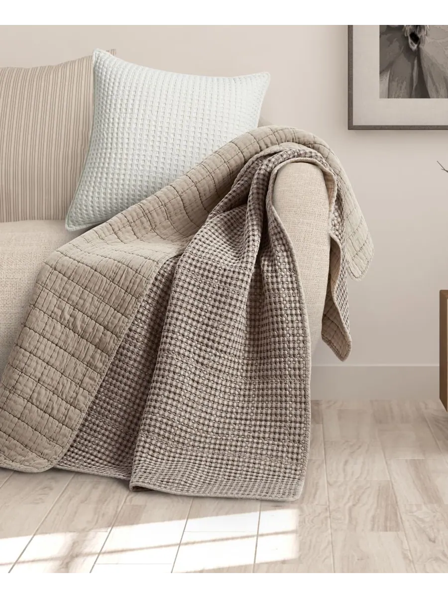 Стеганый плед Mills с вафельной строчкой, 60 x 50 дюймов Levtex — изображение 2 из 5, тауп