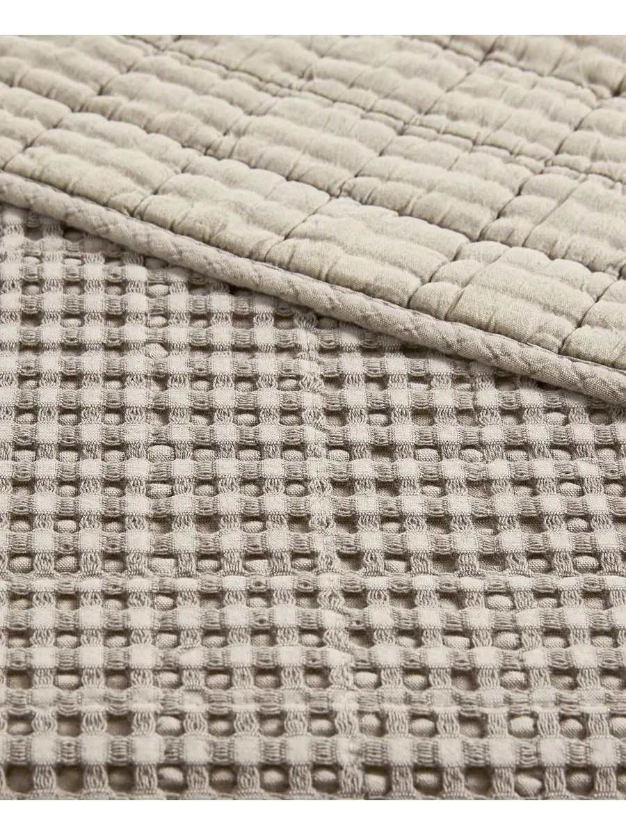 Стеганый плед Mills с вафельной строчкой, 60 x 50 дюймов Levtex — изображение 5 из 5, тауп