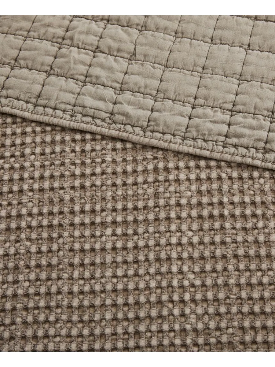 Стеганый плед Mills с вафельной строчкой, 60 x 50 дюймов Levtex, цвет coco — изображение 3 из 4