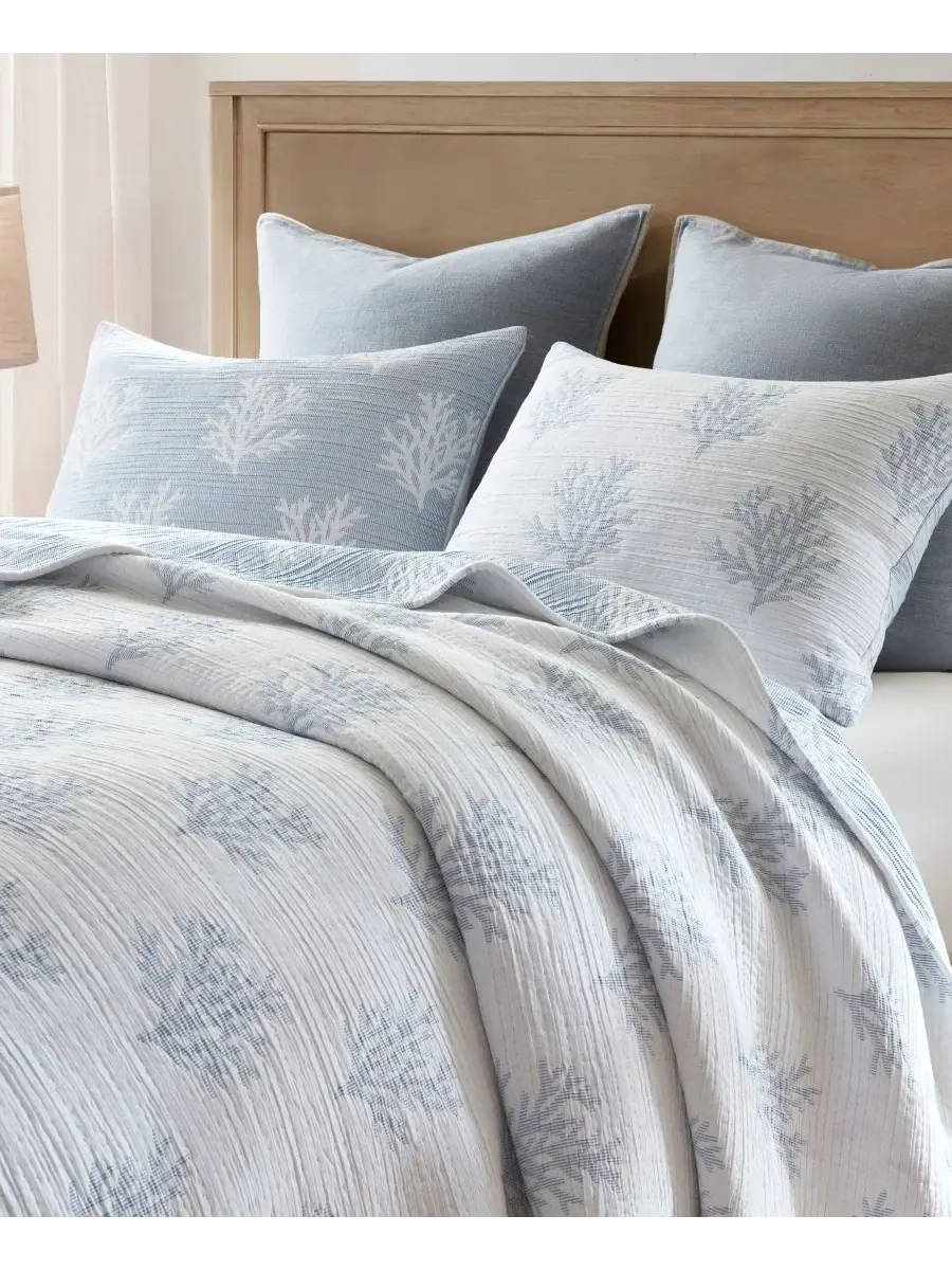 Набор стеганых покрывал Mia Coral Jacquard Reversible Harbor House — изображение 2 из 12, синий
