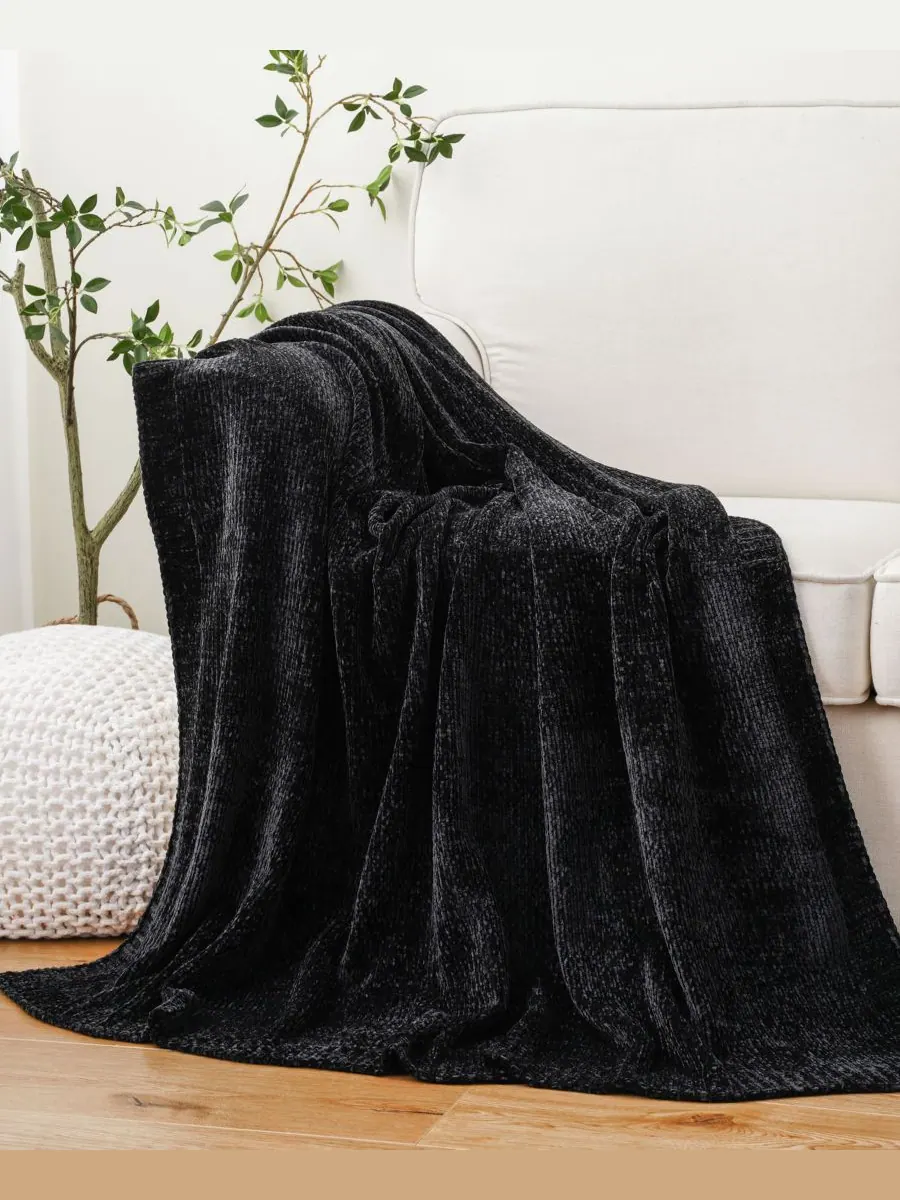 Плед Lifestyle из однотонной микрошенильной ткани, 51 x 67 дюймов Battilo — изображение 1 из 6, черный