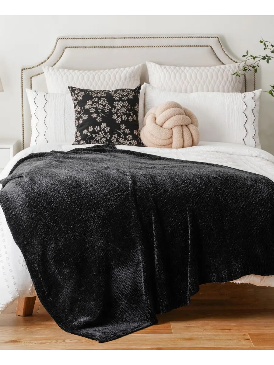 Плед Lifestyle из однотонной микрошенильной ткани, 51 x 67 дюймов Battilo — изображение 4 из 6, черный