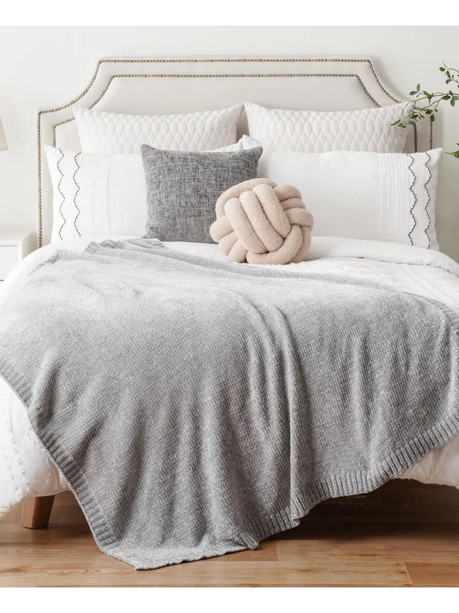 Плед Lifestyle из однотонной микрошенильной ткани, 51 x 67 дюймов Battilo — изображение 4 из 6, серый