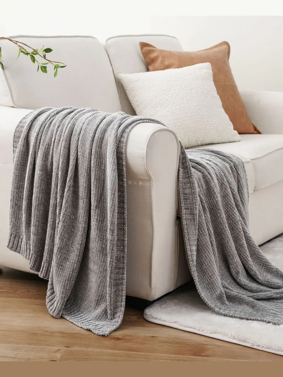 Плед Lifestyle из однотонной микрошенильной ткани, 51 x 67 дюймов Battilo — изображение 6 из 6, серый
