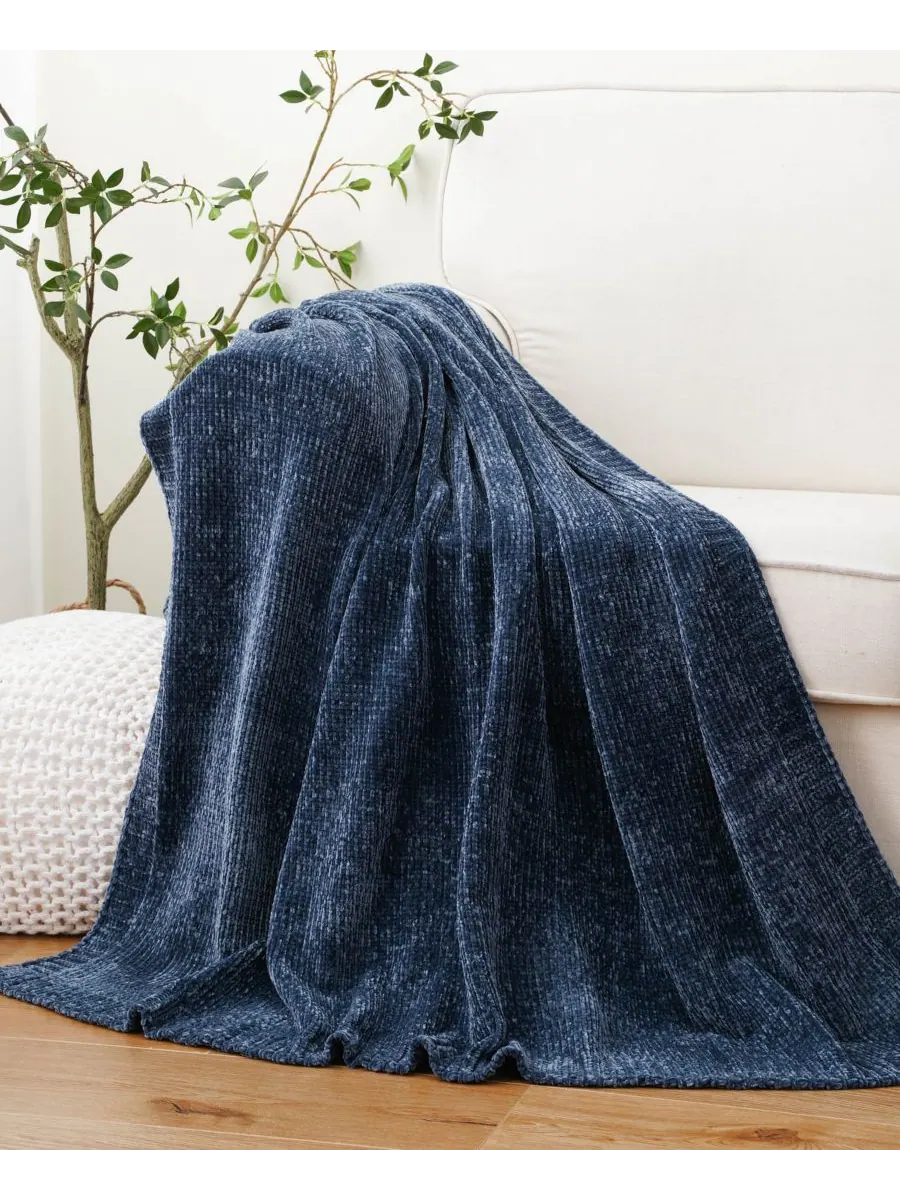 Плед Lifestyle из однотонной микрошенильной ткани, 51 x 67 дюймов Battilo — изображение 1 из 6, темно-синий