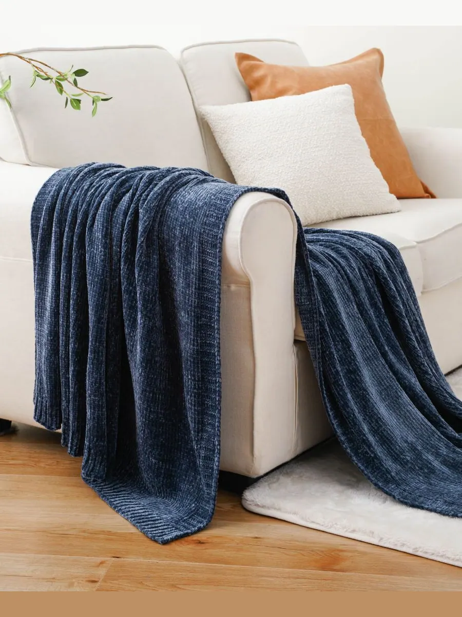Плед Lifestyle из однотонной микрошенильной ткани, 51 x 67 дюймов Battilo — изображение 6 из 6, темно-синий