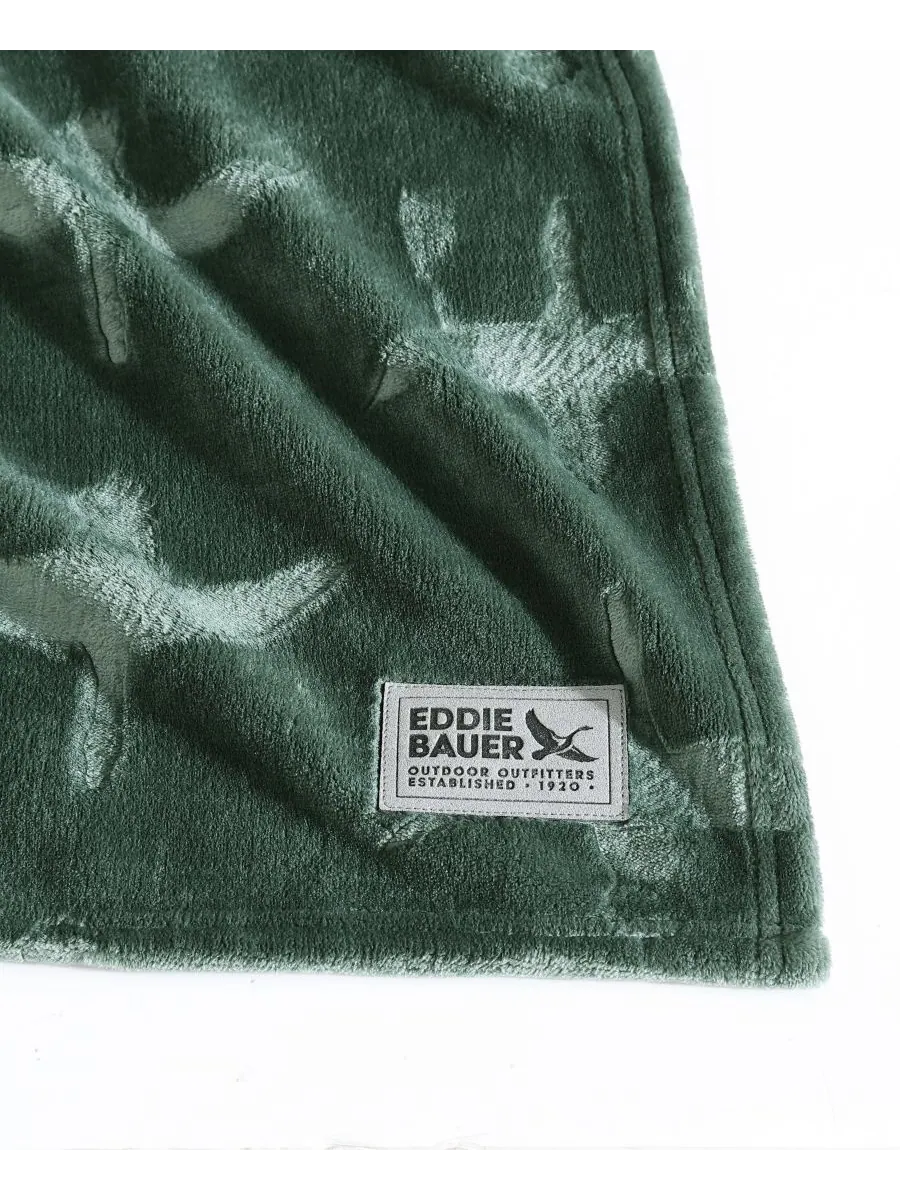 Мягкий плюшевый плед с резным рисунком, 70 x 50 дюймов Eddie Bauer — изображение 5 из 7, зеленый