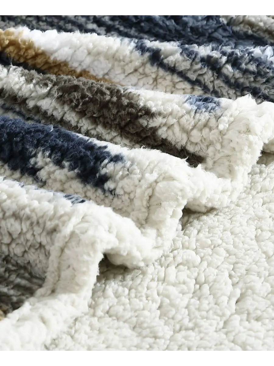 Плед Coyote Sands Sherpa, 60 x 50 дюймов Wrangler — изображение 2 из 3, коричневый