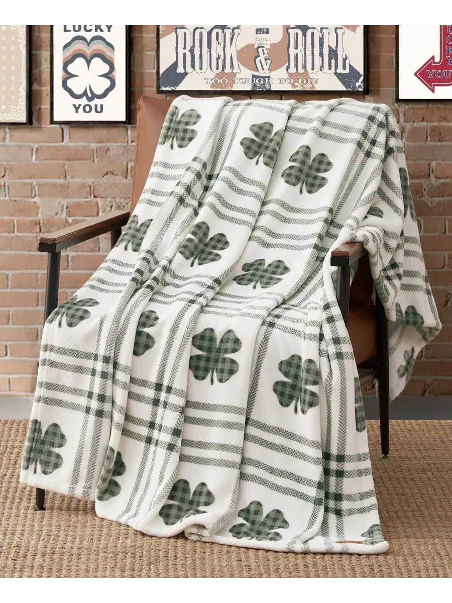 Плюшевый плед Clovers, 127 x 178 см Lucky Brand — изображение 4 из 5, зеленый